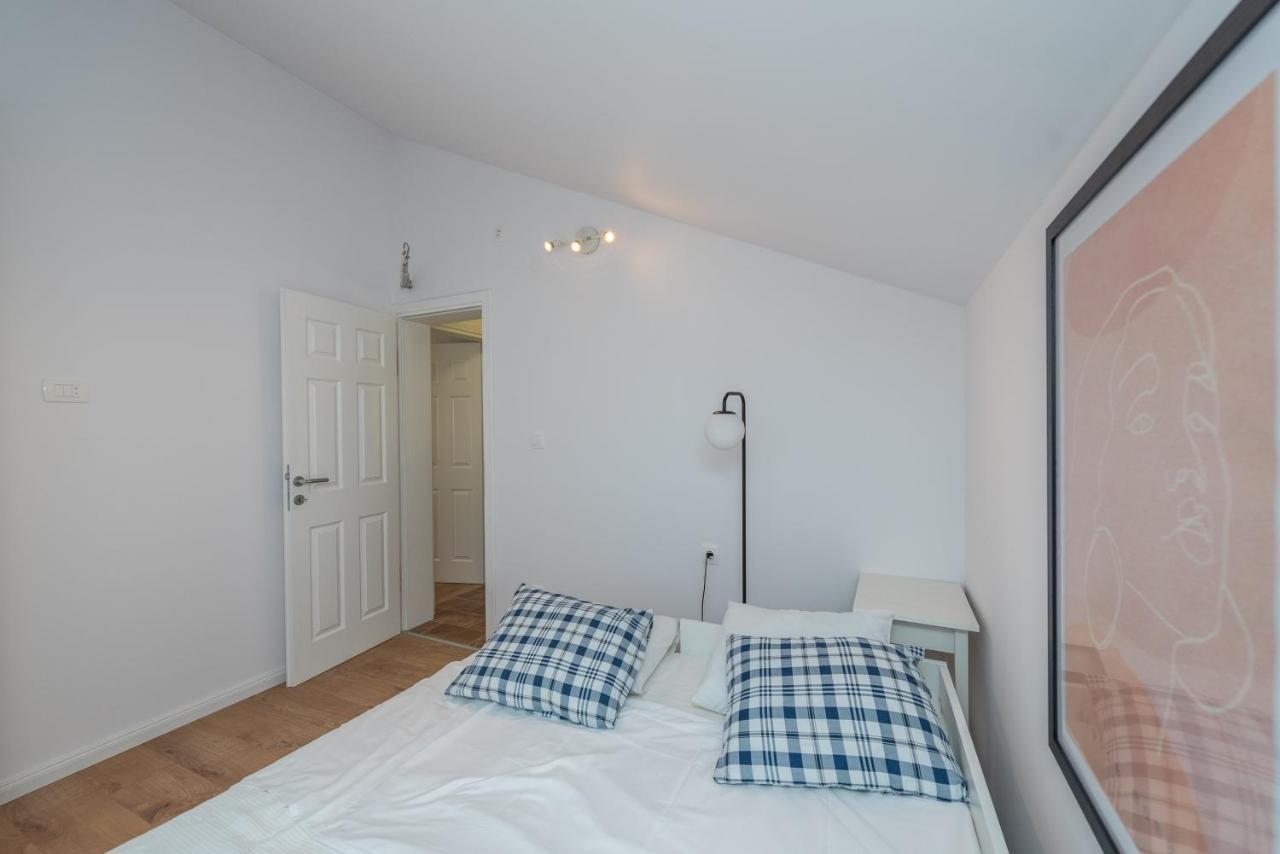 Brand New Cara D Oro, Vrana Villa